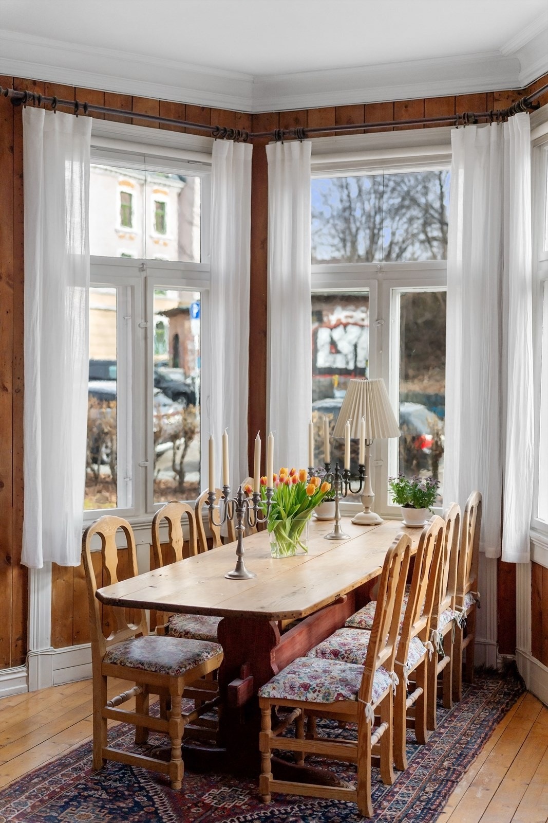 Takhøyden i stuen er målt til 3.30 meter Galleribilde