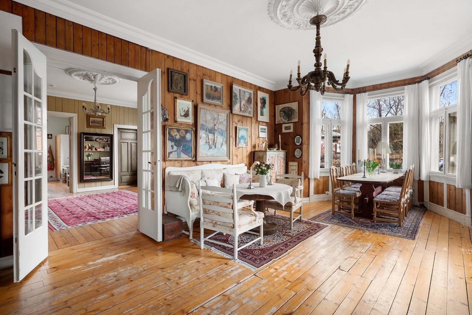 De originale tofløyede dørene er godt bevart Galleribilde