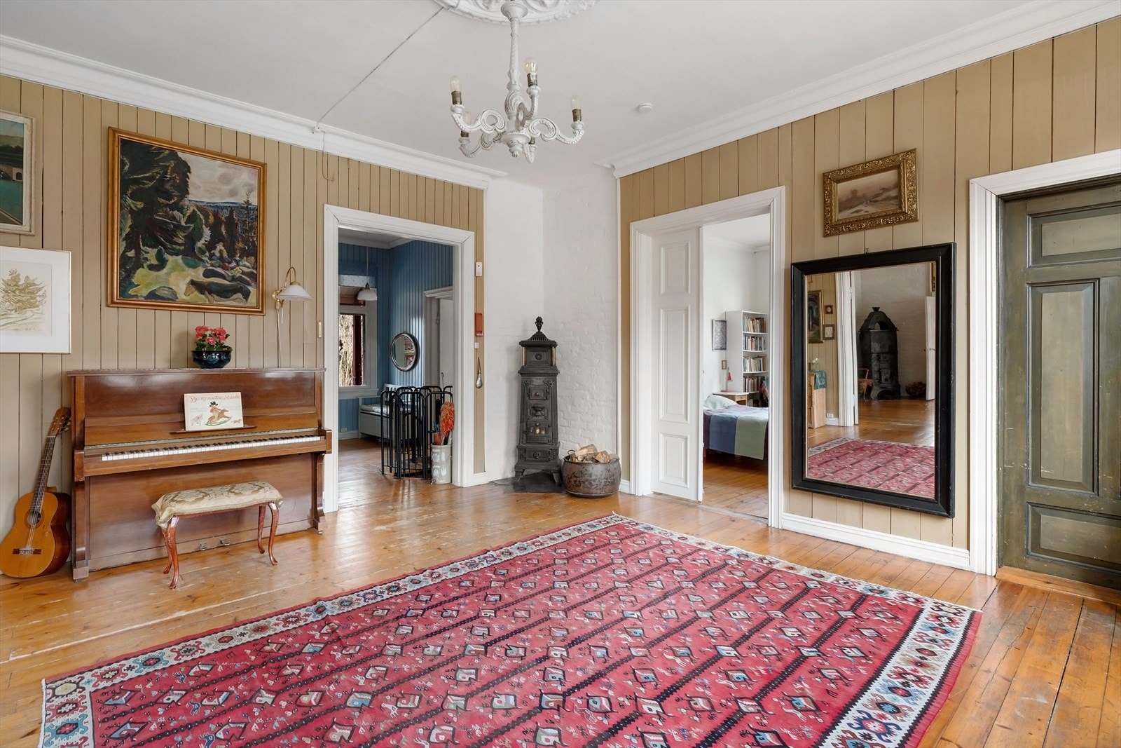 Flere originale detaljer er bevart, som dører, ildsteder, rosetter og stukkaturer Galleribilde