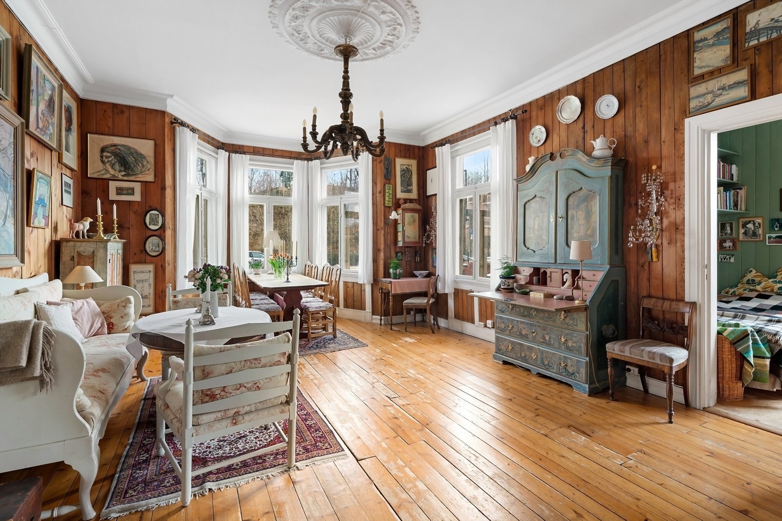 Originale detaljer som stukkaturer og rosetter i stuen Galleribilde