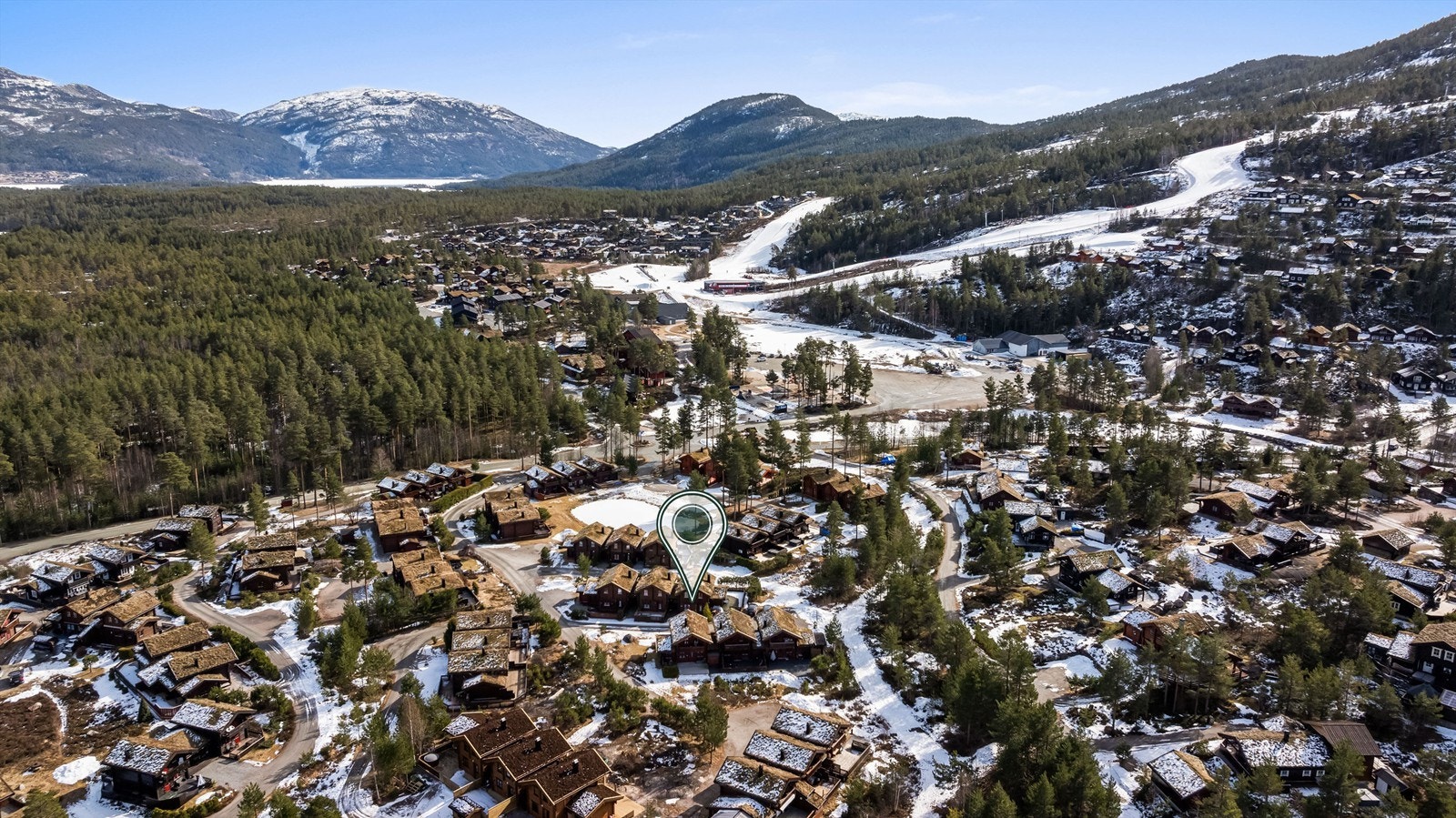 Området med alpinanlegget i bakgrunn Galleribilde