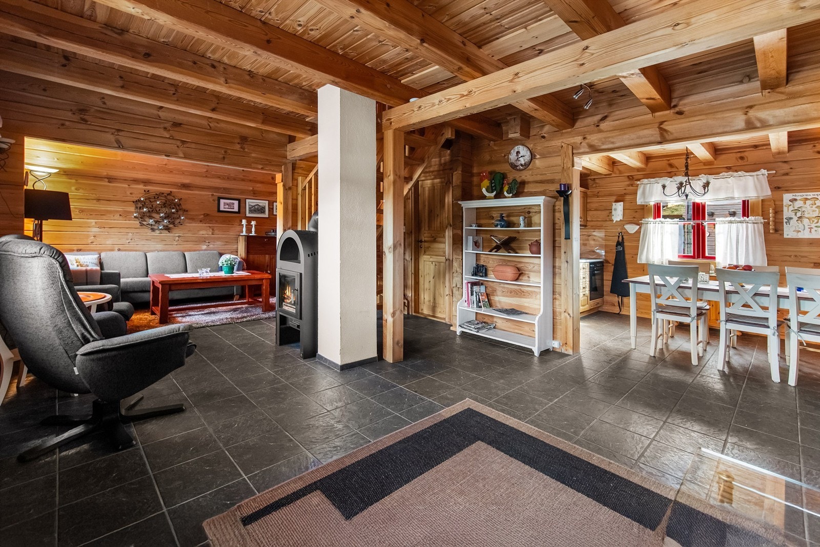 Åpent og innbydende med plass til både venner og familie! Galleribilde