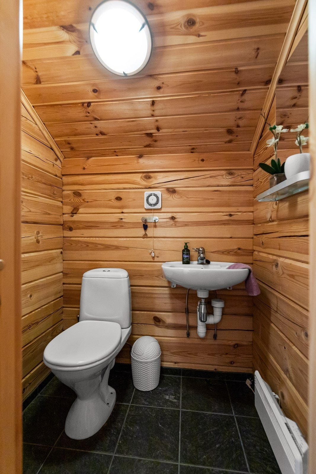 Toalettrommet er innredet med wc og servant Galleribilde