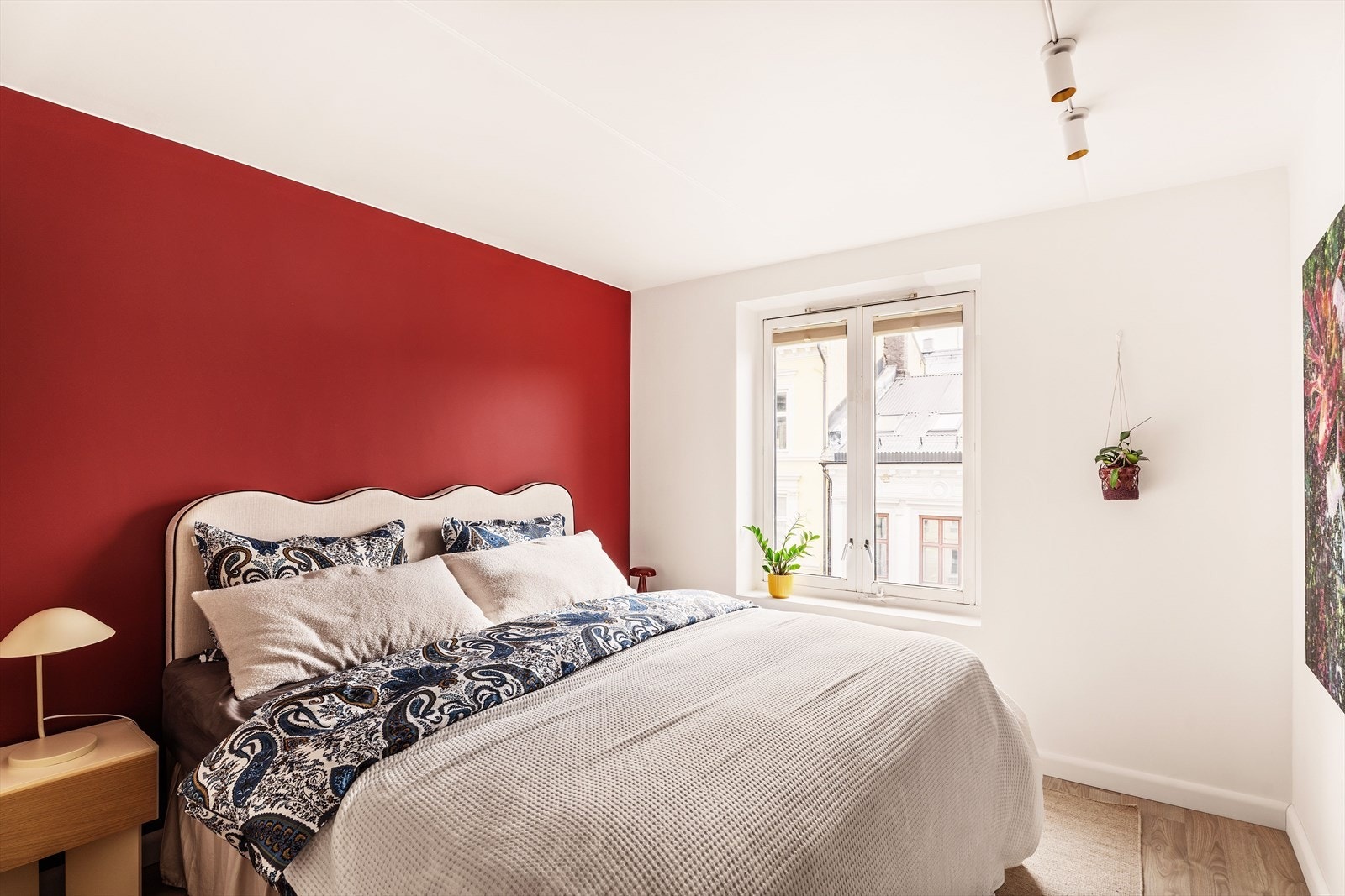 Stort hovedsoverom med plass til stor dobbeltseng med nattbord på hver side. Store vindusposter slipper inn mye naturlig lys Galleribilde