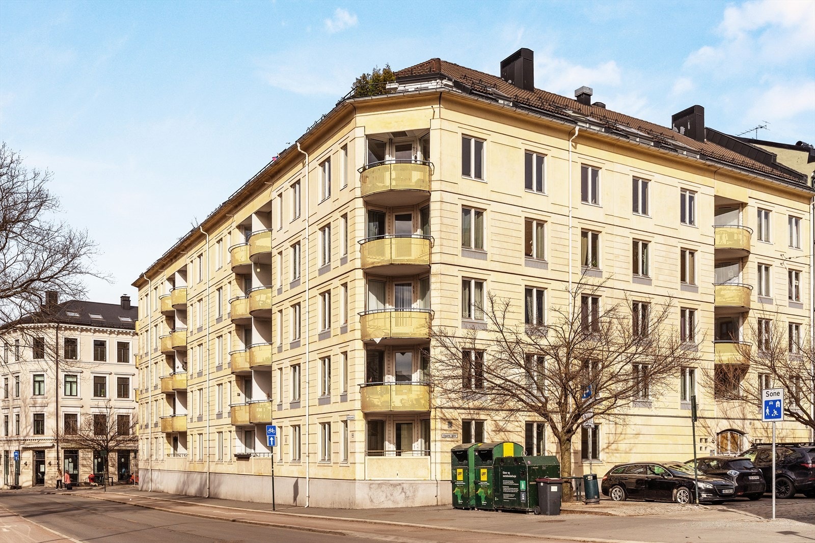 Fasade sett fra veien. Sameiet planlegger å bytte ut alle vinduene og er i ferd med å innhente tilbud på dette pt. Galleribilde