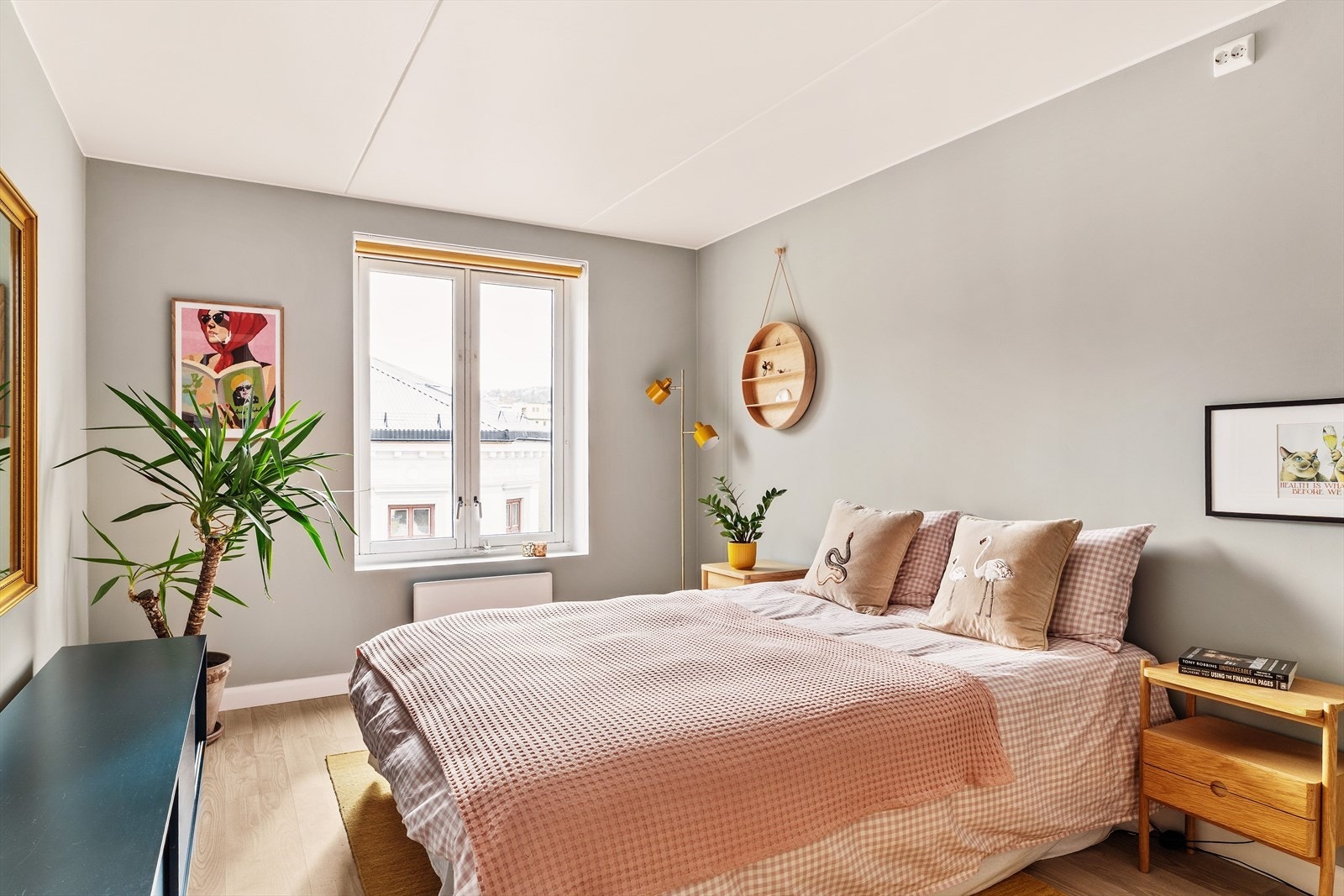 Soverom 2 har god plass til dobbeltseng med nattbord på hver side. Plass til stort garderobeskap, kommode, skrivebord og lignende Galleribilde