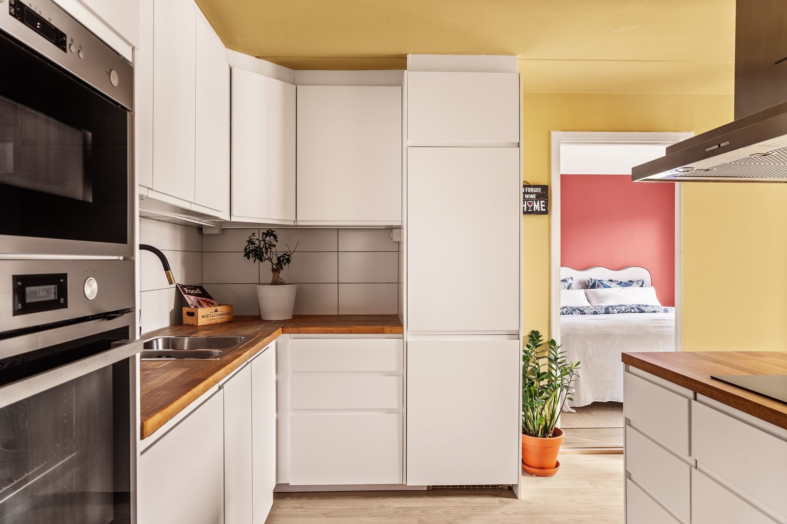 Kjøkkenet har integrerte hvitevarer, inkludert komfyr, mikrobølgeovn, platetopp, oppvaskmaskin og kjøleskap. Det er montert en kullfilterventilator over platetoppen på kjøkkenøyen, og en komfyrvakt er installert Galleribilde