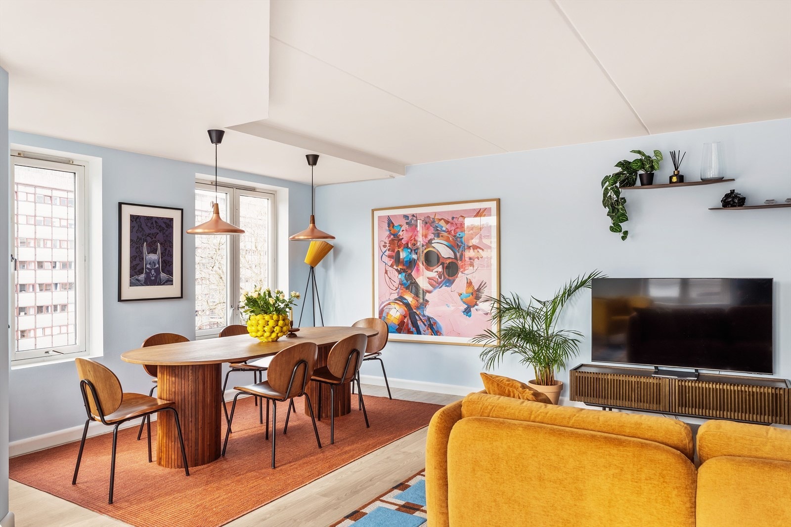 I stuen er det god plass til stort spisebord. Gjennomgående lamintat gulv fra 2018 i hele leiligheten. Store vindusposter slipper inn godt med naturlig lys Galleribilde