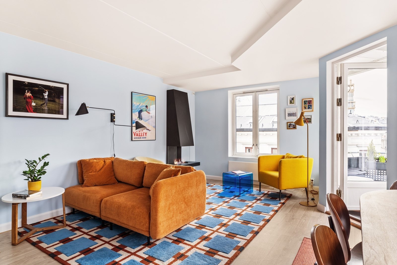 Lys og romslig stue med utgang til balkong. Stuen har god plass til sofaseksjon og flere sitttegrupper Galleribilde