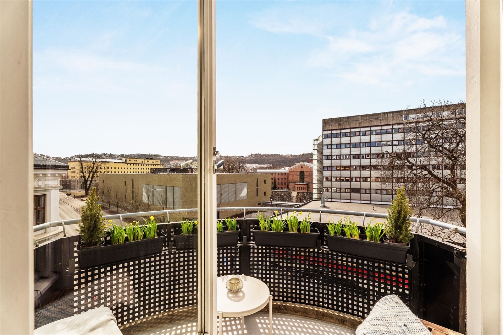 Fra stuen er det utgang til en koselig sørøstvendt balkong med gode solforhold. Sol til kl 19:00 i sommerhalvåret Galleribilde