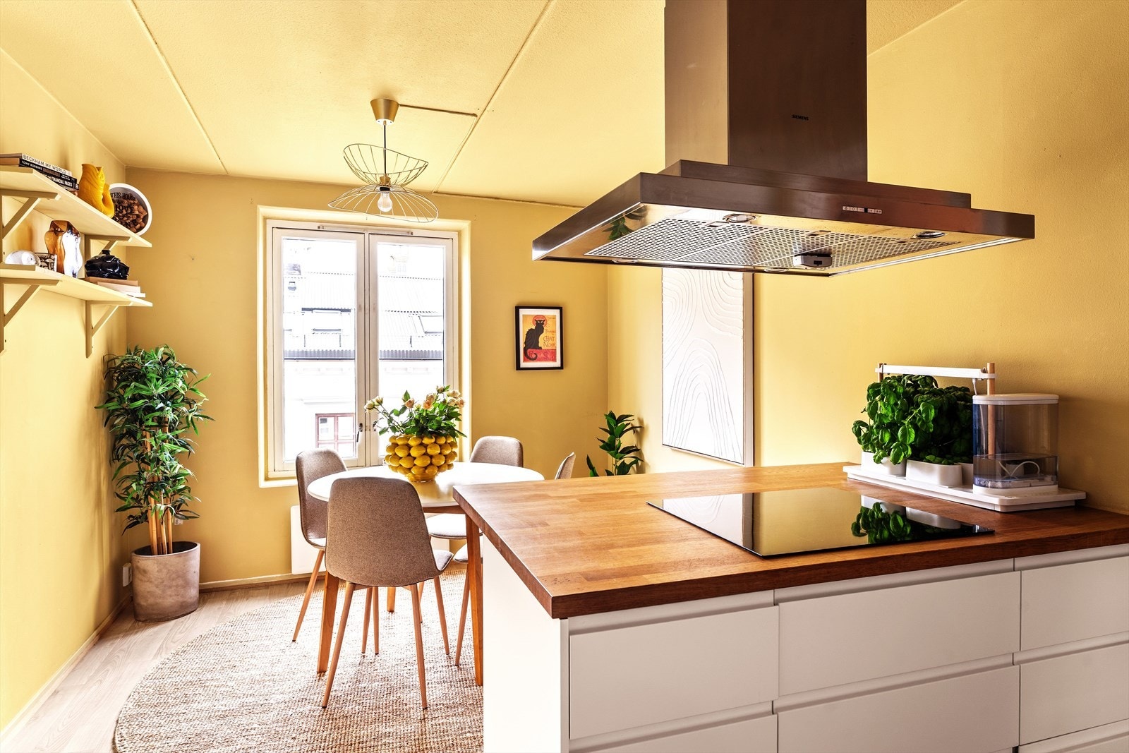 Kjøkkenet har gode arbeidsflater og god plass til oppbevaring i skuffer og skap. Det er også plass til spisebord på kjøkkenet. Galleribilde