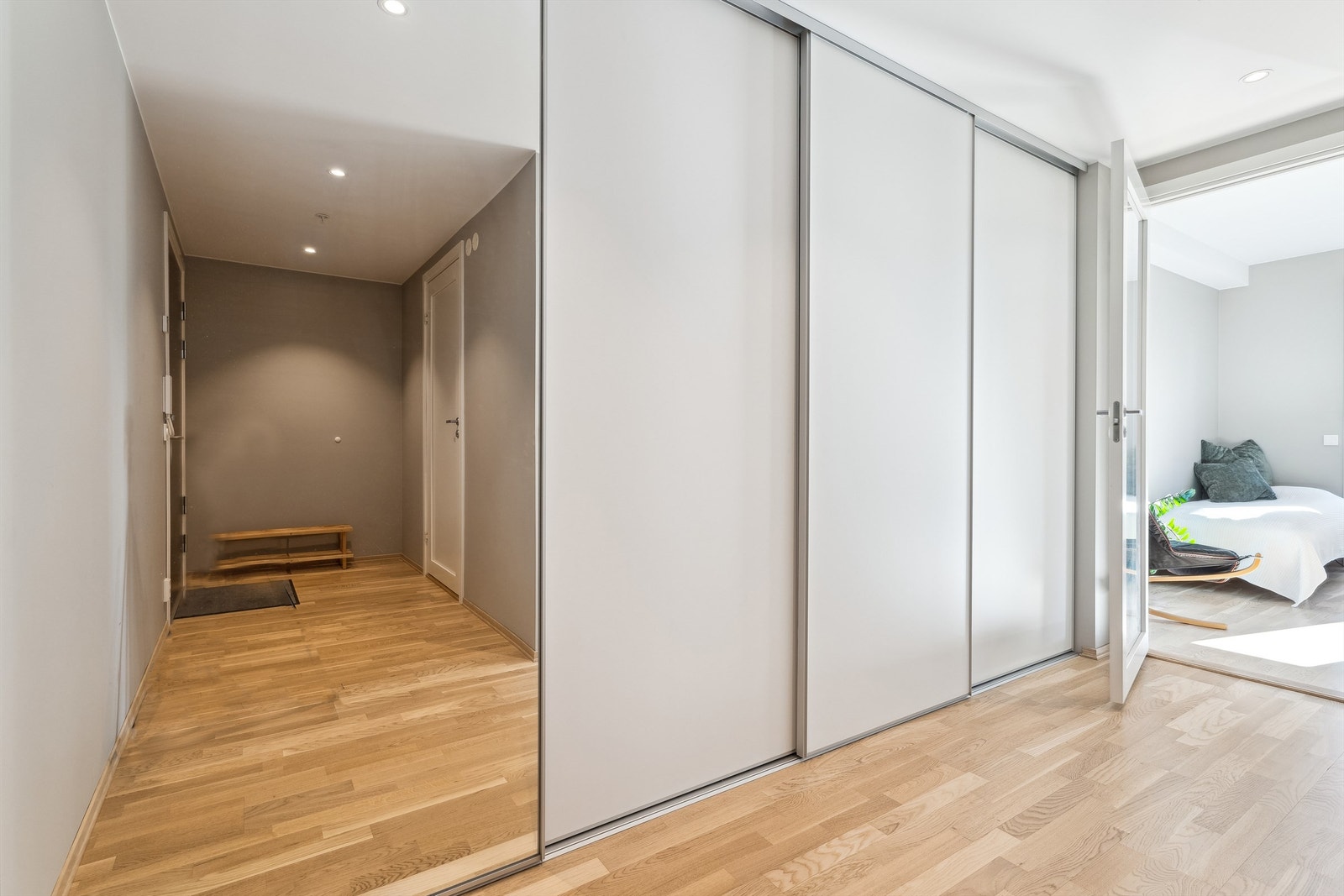 I entréen har man en skyvedørsgarderobe med godt med oppbevaringsplass. Galleribilde