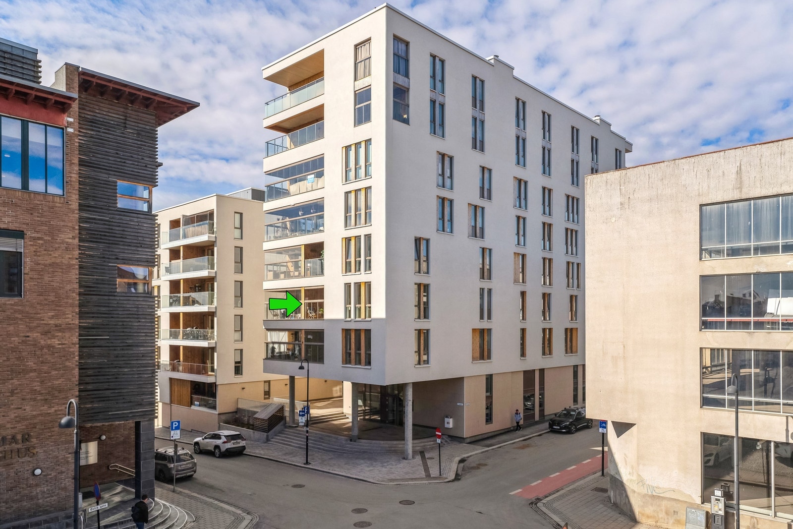 Velkommen til Enggata 32! Nyere og smakfull studioleilighet bygget i 2022 beliggende så sentralt som du får det i Hamar. Galleribilde
