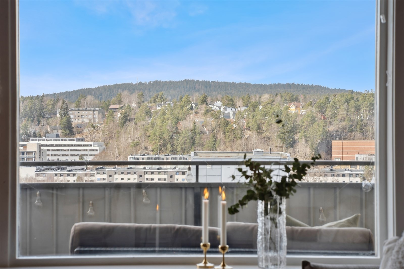 Leiligheten har gode solforhold og utsikten utover nærmiljøet kan også nytes. Galleribilde