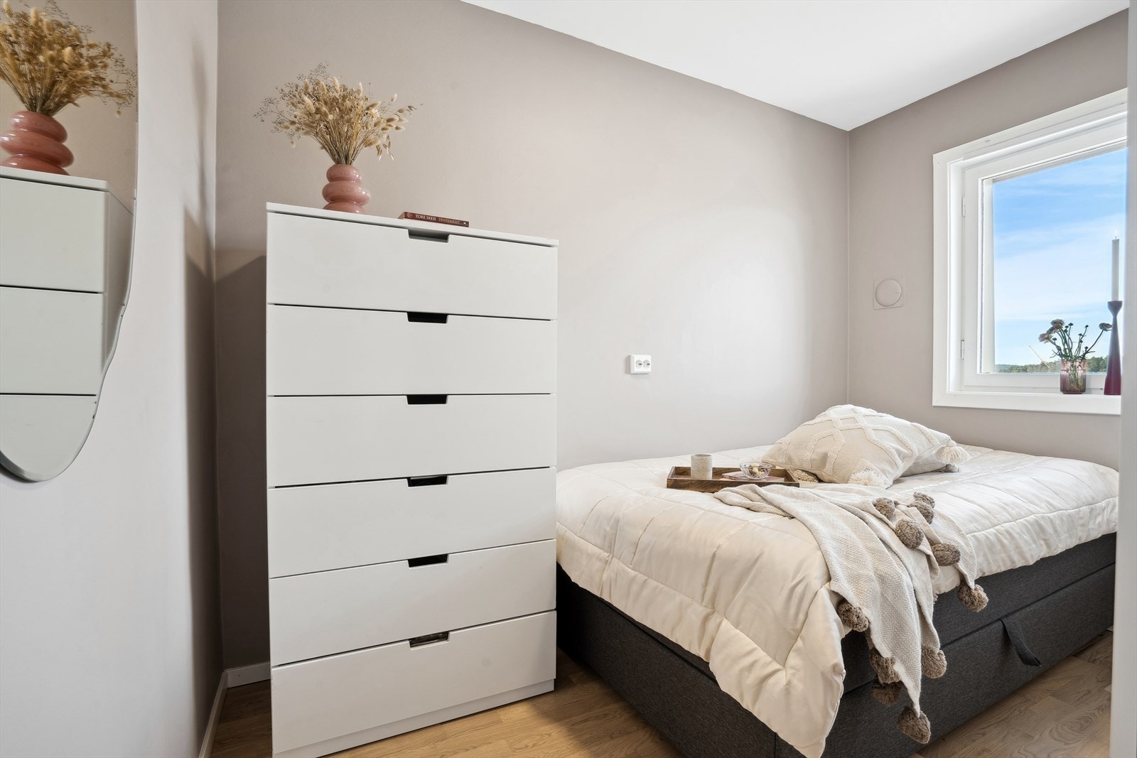 Videre har leiligheten et romslig og lyst soverom med plass til stor seng og tilhørende møblement. Galleribilde