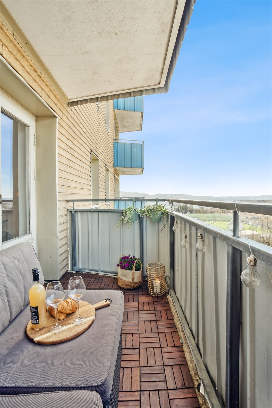 Balkongen er en fin forlengelse av leiligheten i sommerhalvåret. Galleribilde