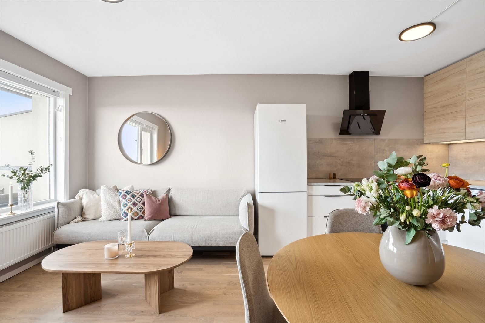 Her er det god plass til en sofagruppe med TV-løsning og et spisebord. Galleribilde