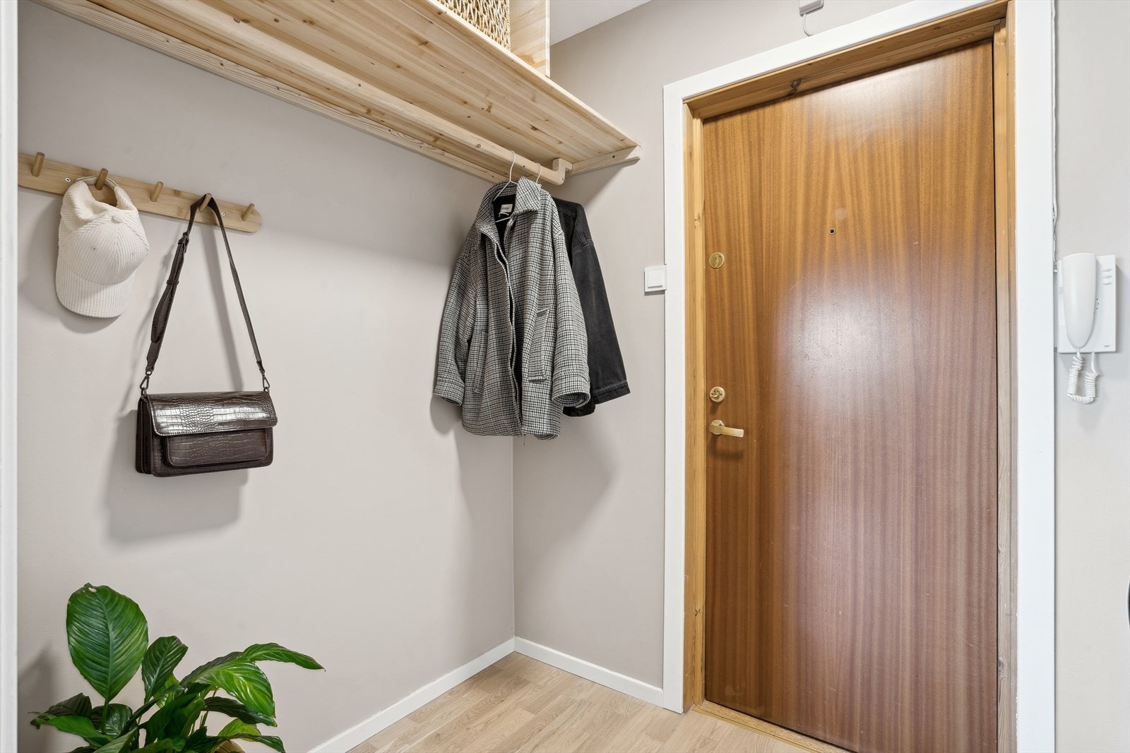 Det er adkomst til leiligheten som ligger i 8. etasje via heis eller felles trappegang. Galleribilde