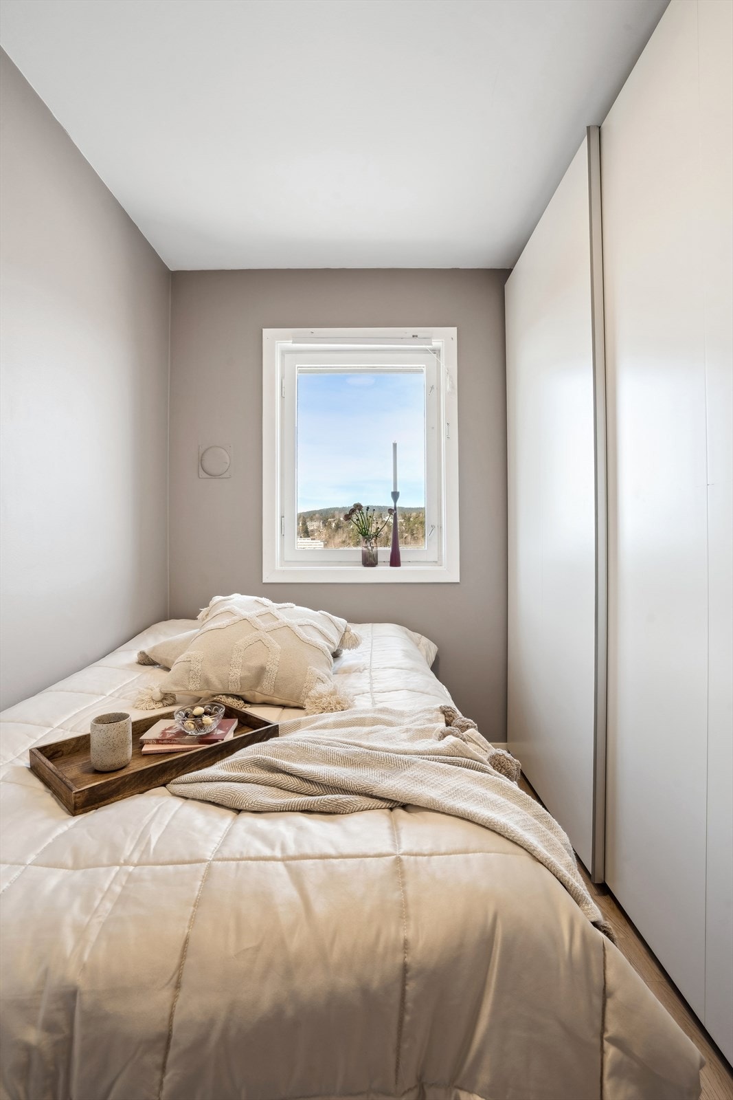 Det er rikelig med oppbevaringsplass i skyvedørsgarderobe. Galleribilde