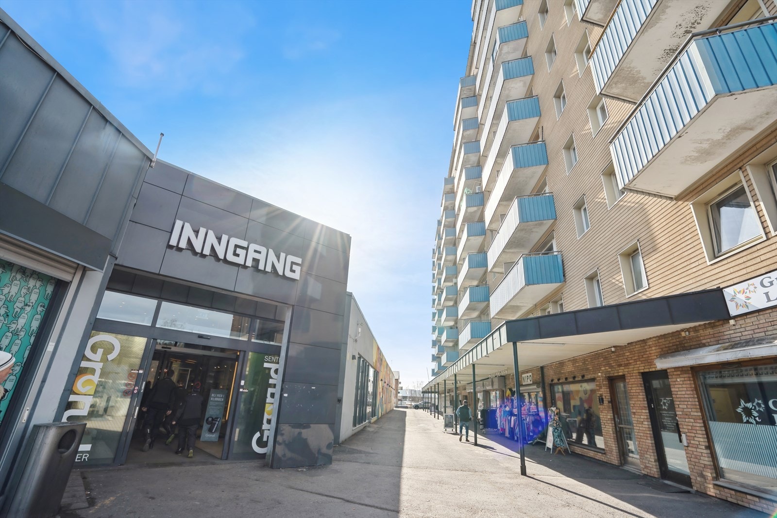 Grorud Senter er det nærmeste senteret og byr på hyggelige cafeer, restauranter, Meny, vinmonopolet m.m. Galleribilde