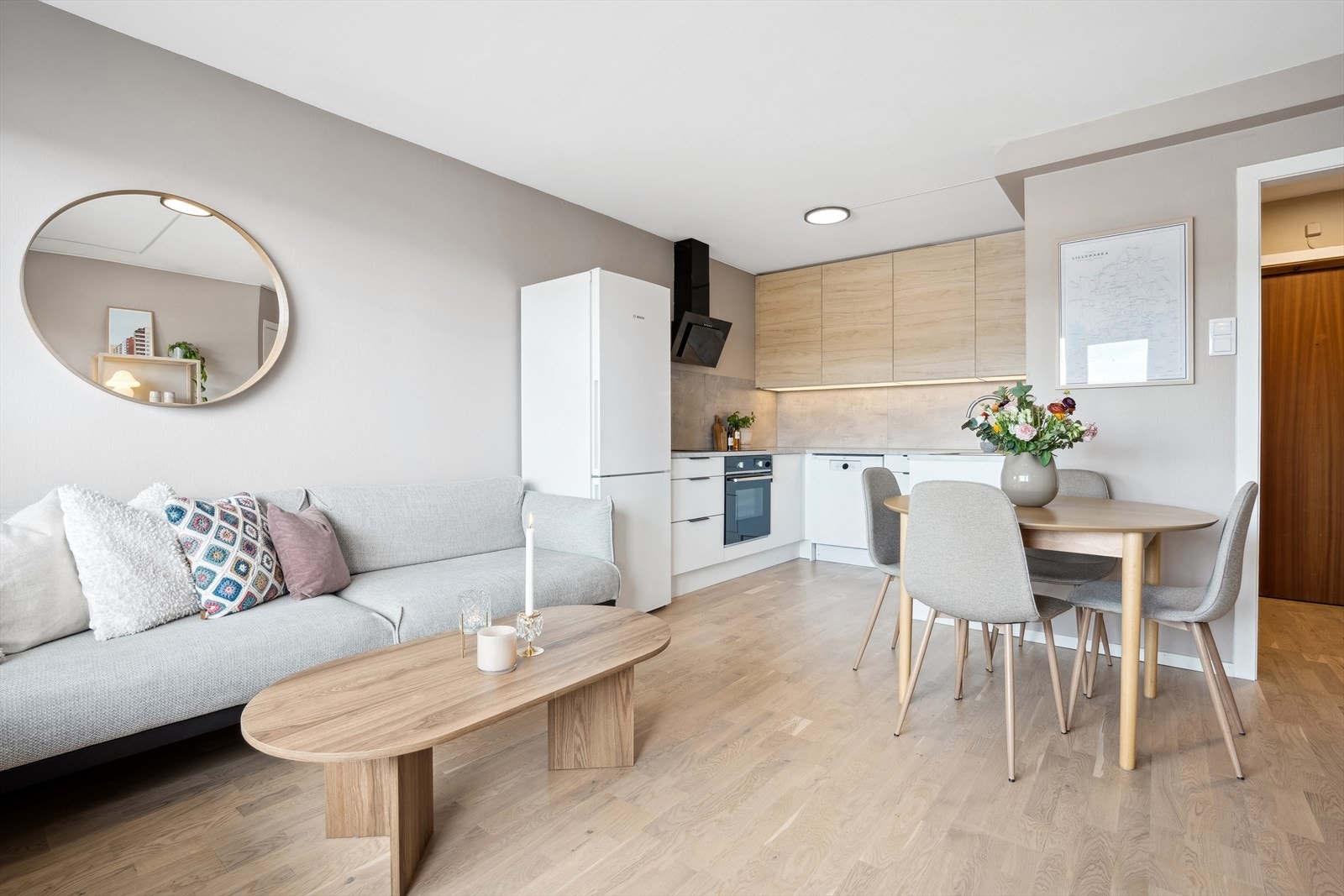 Overflater er holdt i lyse og moderne farger gjennom hele leiligheten. Galleribilde