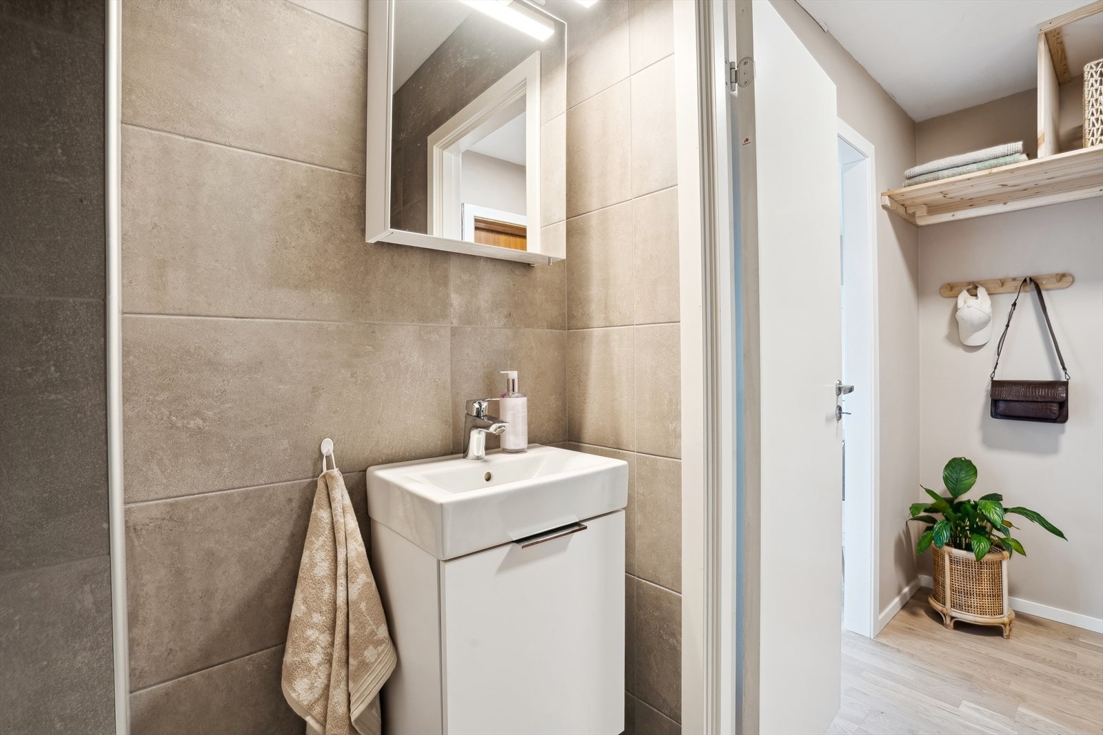 Leiligheten har kombinert bad/wc/vaskerom som sist ble renovert i 2023. Her er det behagelig varme i gulvet. Galleribilde