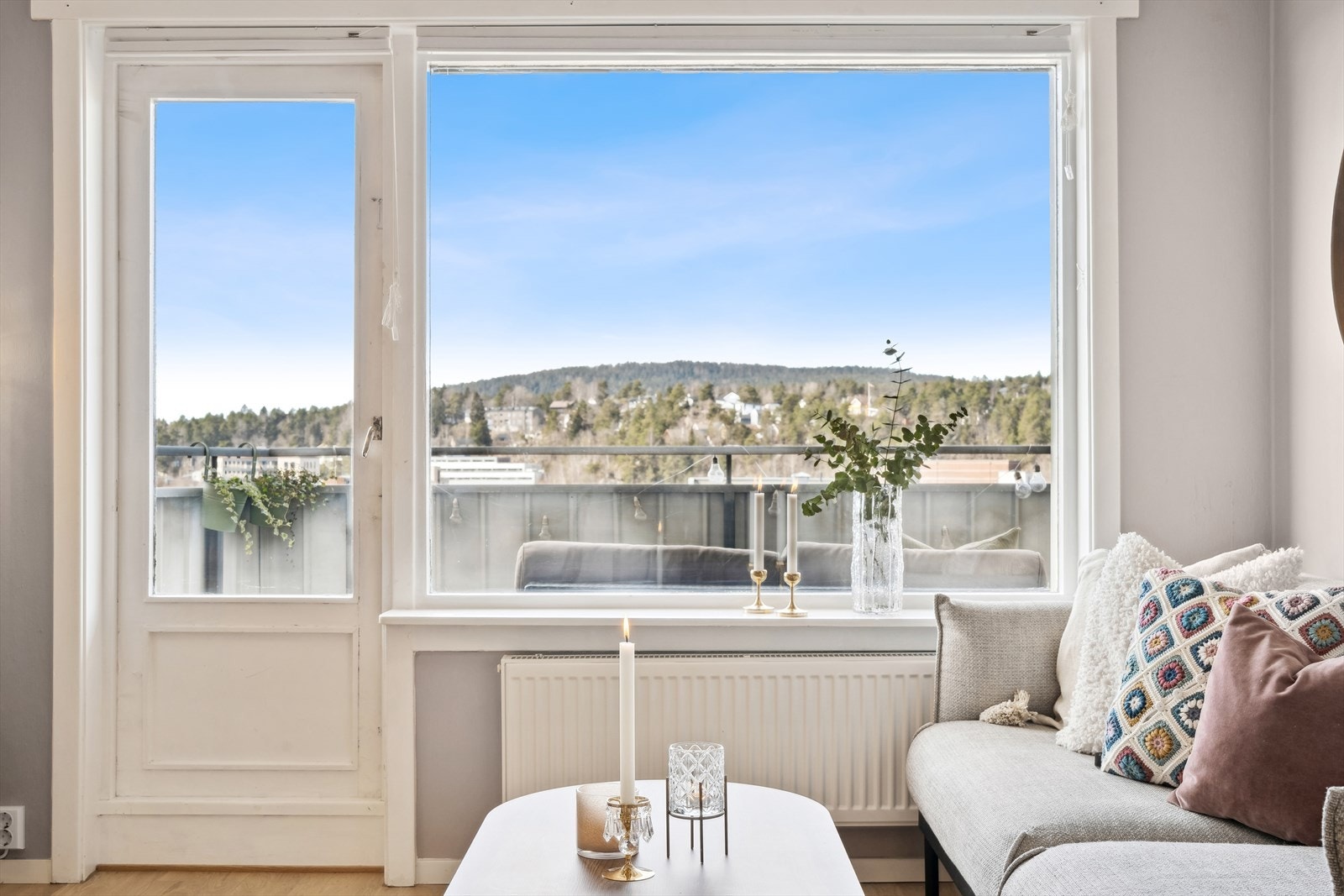 Fra stuen er det utgang til en solrik balkong. Galleribilde