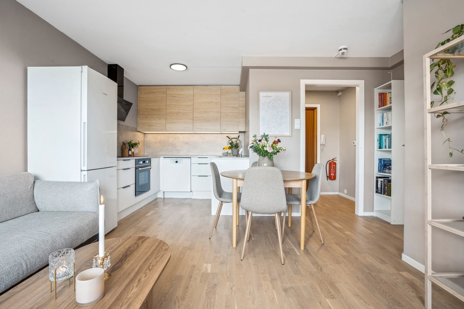 I hjertet av leiligheten finner du en romslig og åpen stue/kjøkken løsning med gode møbleringsmuligheter. Galleribilde