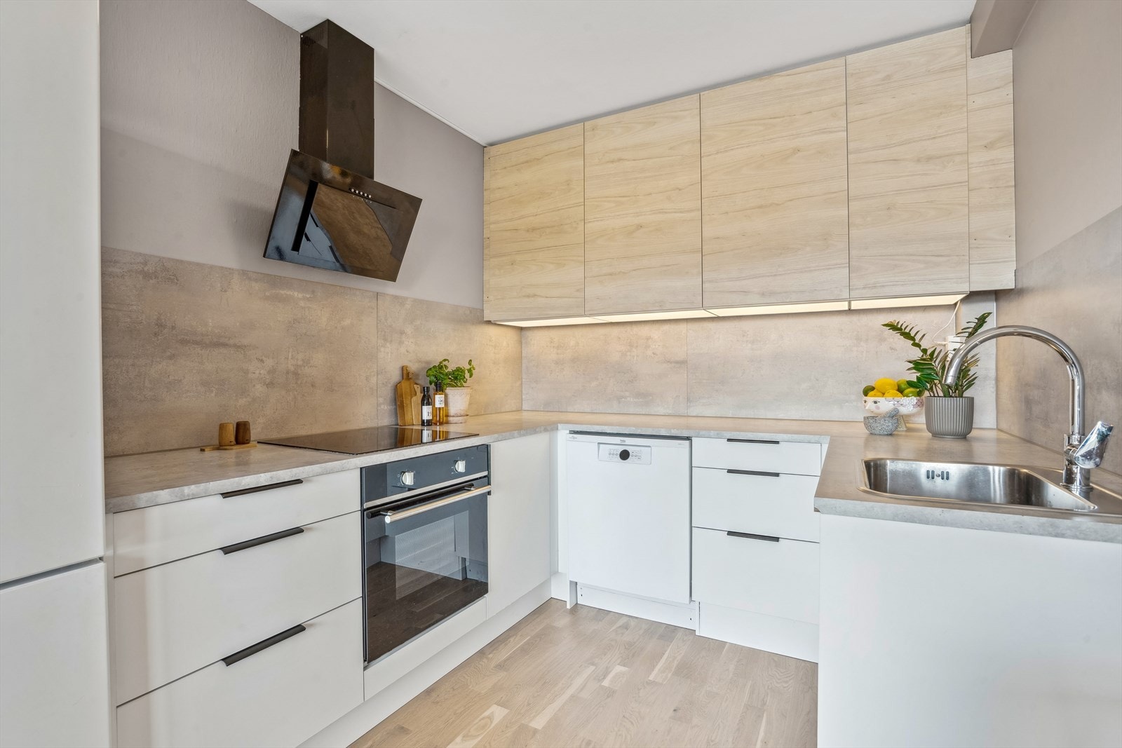 Innredningen tilbyr godt med lagringsløsninger gjennom mange skap og skuffer. Galleribilde