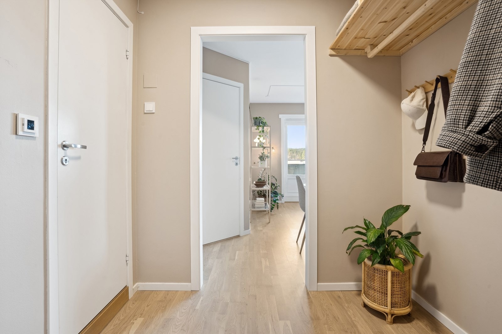 Vel innenfor døren blir du møtt av den lys entré med plass til sko og yttertøyet. Galleribilde