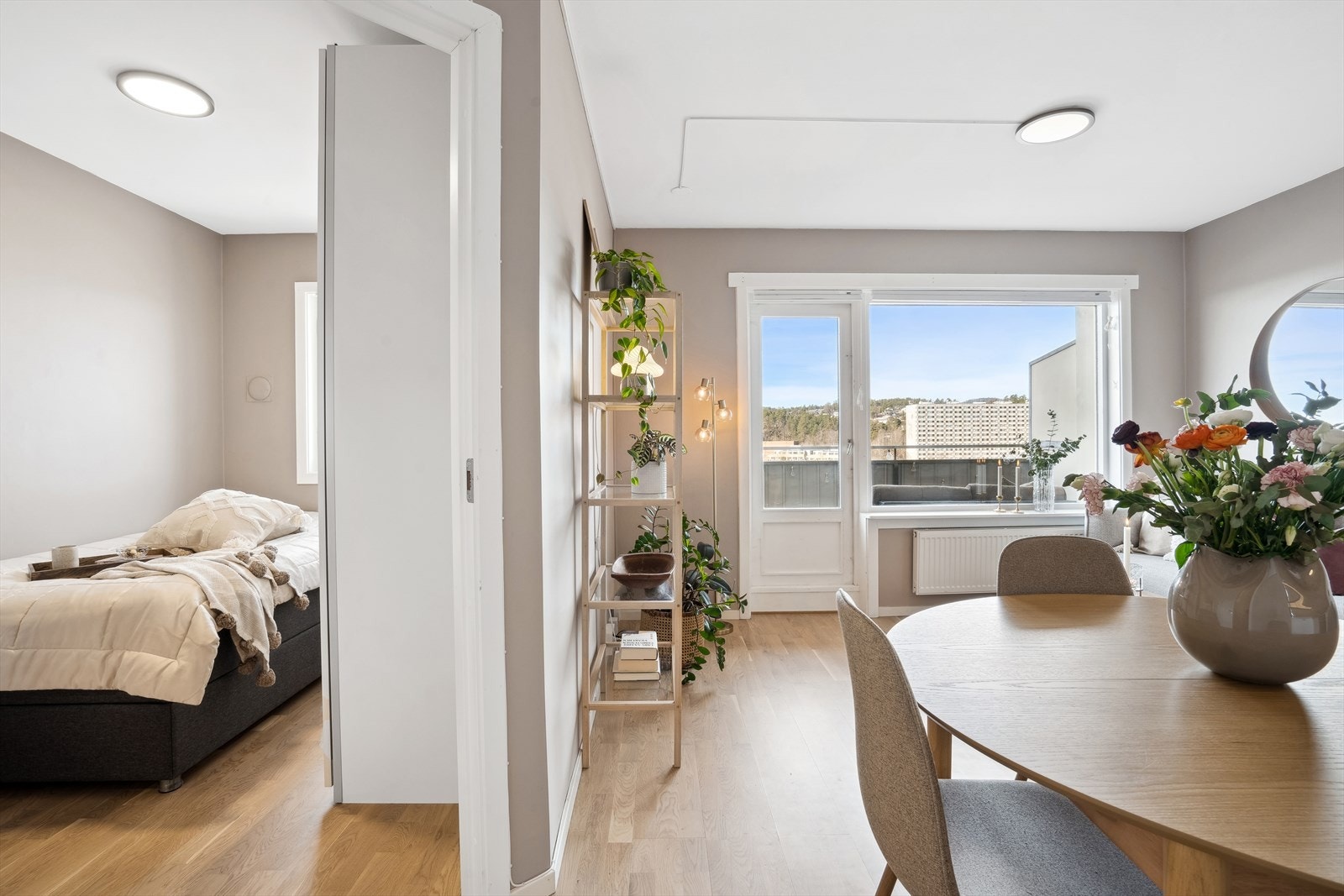 De store vindusflatene slipper inn rikelig med naturlig lys og gir en god atmosfære. Galleribilde