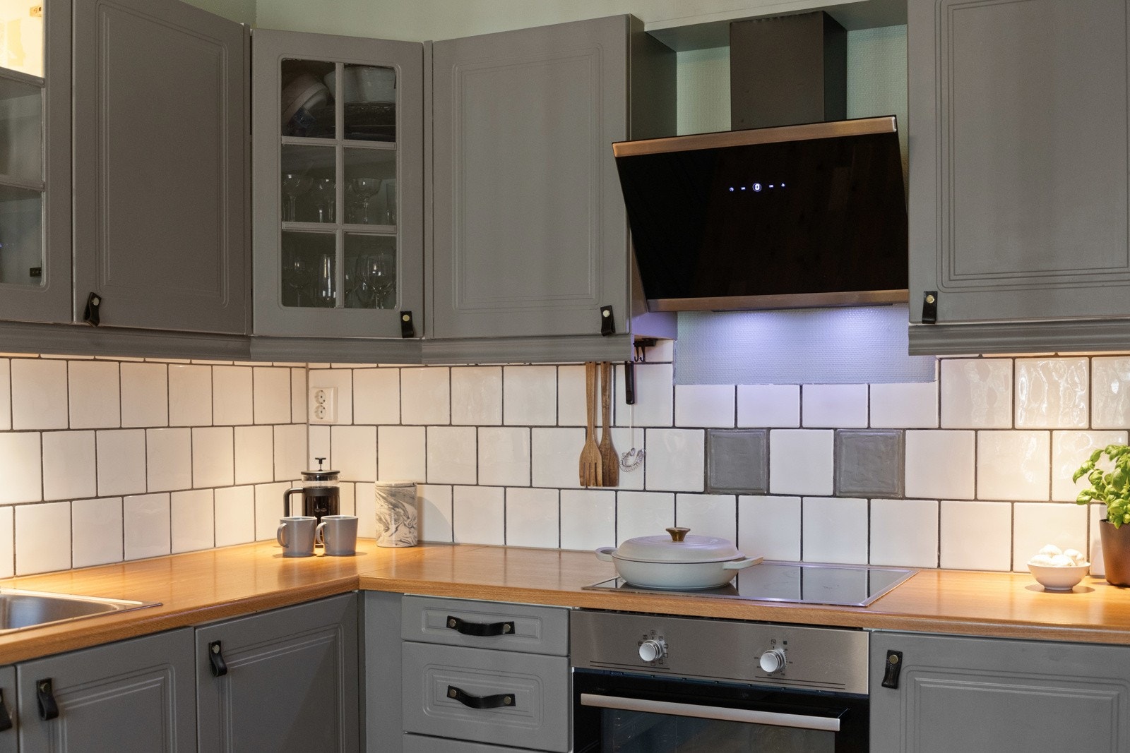 Veggene over benken er kledd med hvite fliser som står godt til resten av interiøret. Galleribilde