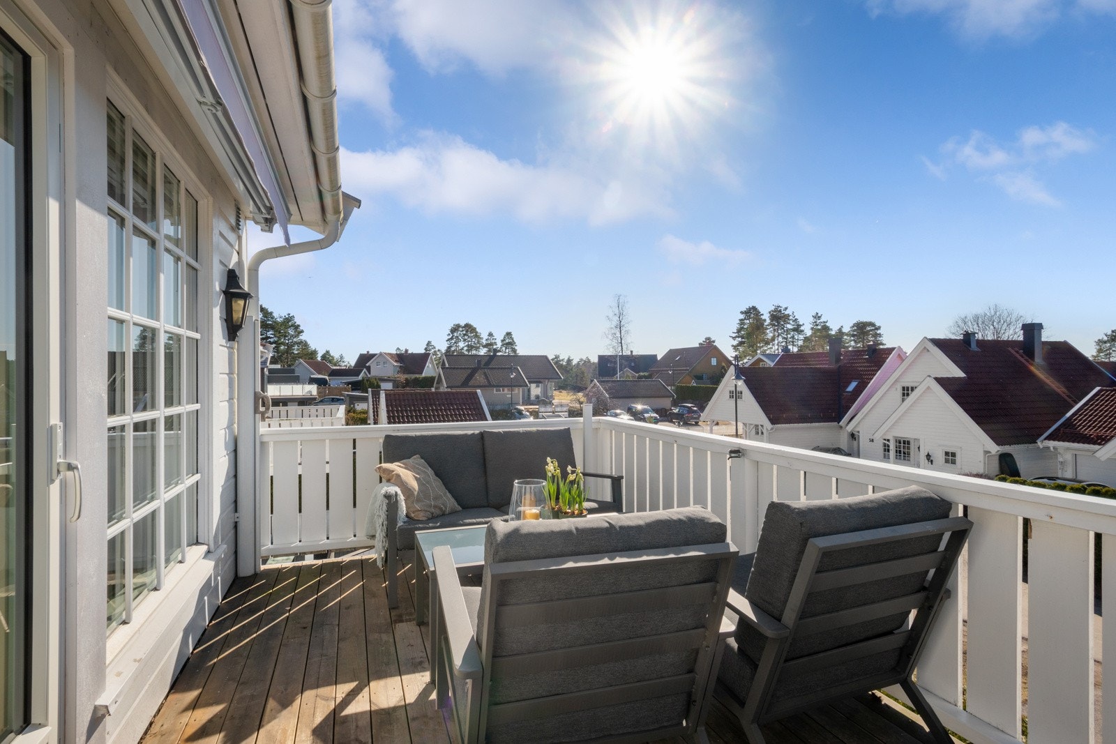 Fra stuen er det utgang til en vestvendt balkong på ca. 12 kvm med gode solforhold og fint utsyn over nabolaget. Galleribilde