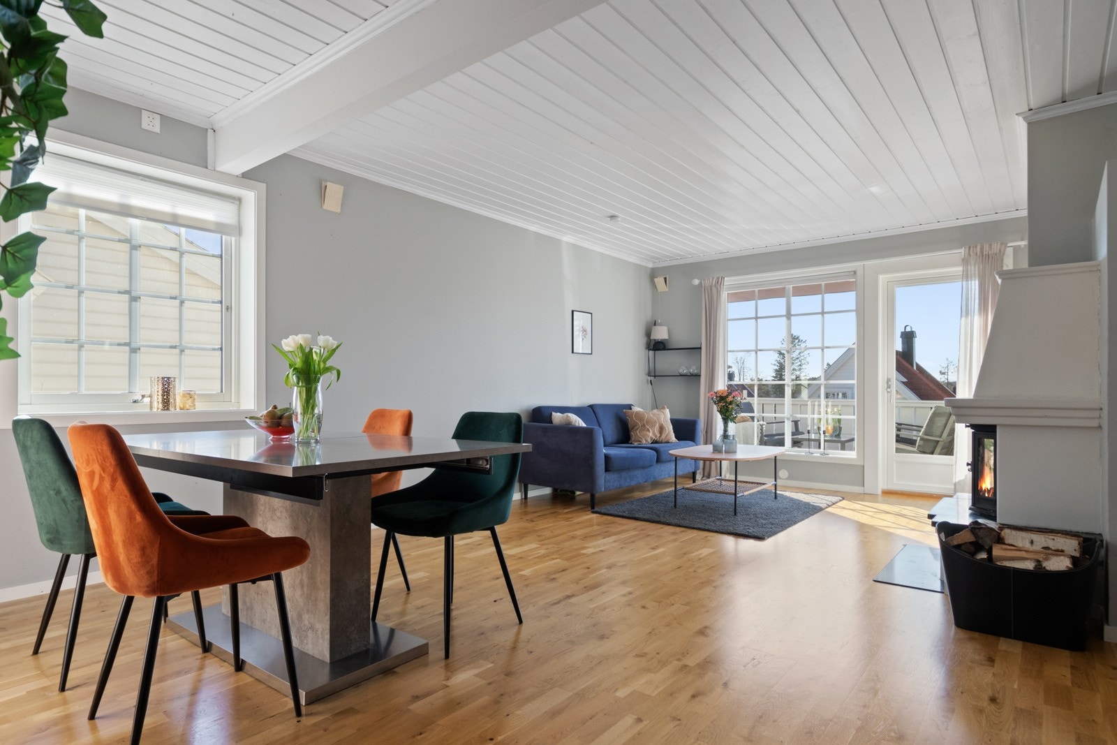 Stuen oppleves som romslig og innbydende, og det åpne rommet byr på god møbleringsfrihet. Galleribilde