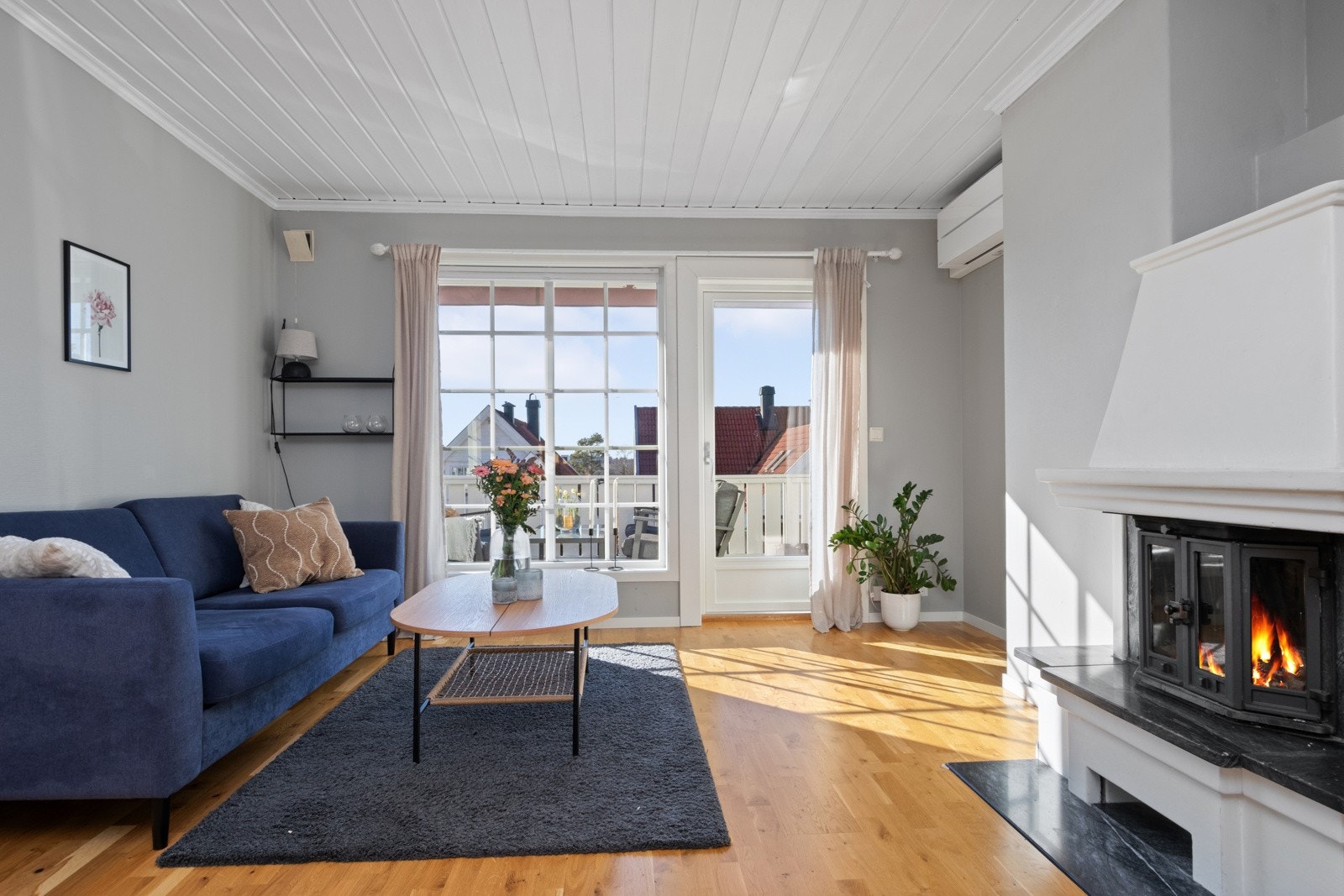 Dagslyset som strømmer inn via store vinduer i to himmelretninger gjenspeiles fint i de lysmalte overflatene. Galleribilde