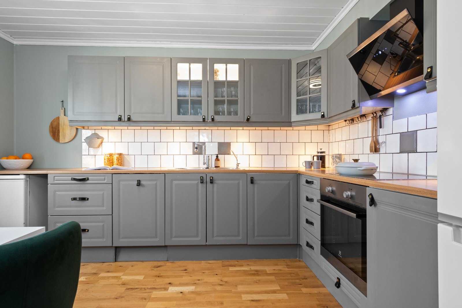 Kjøkkenet har et klassisk og pent design med langstrakte benkeflater og mye oppbevaringsplass. Galleribilde