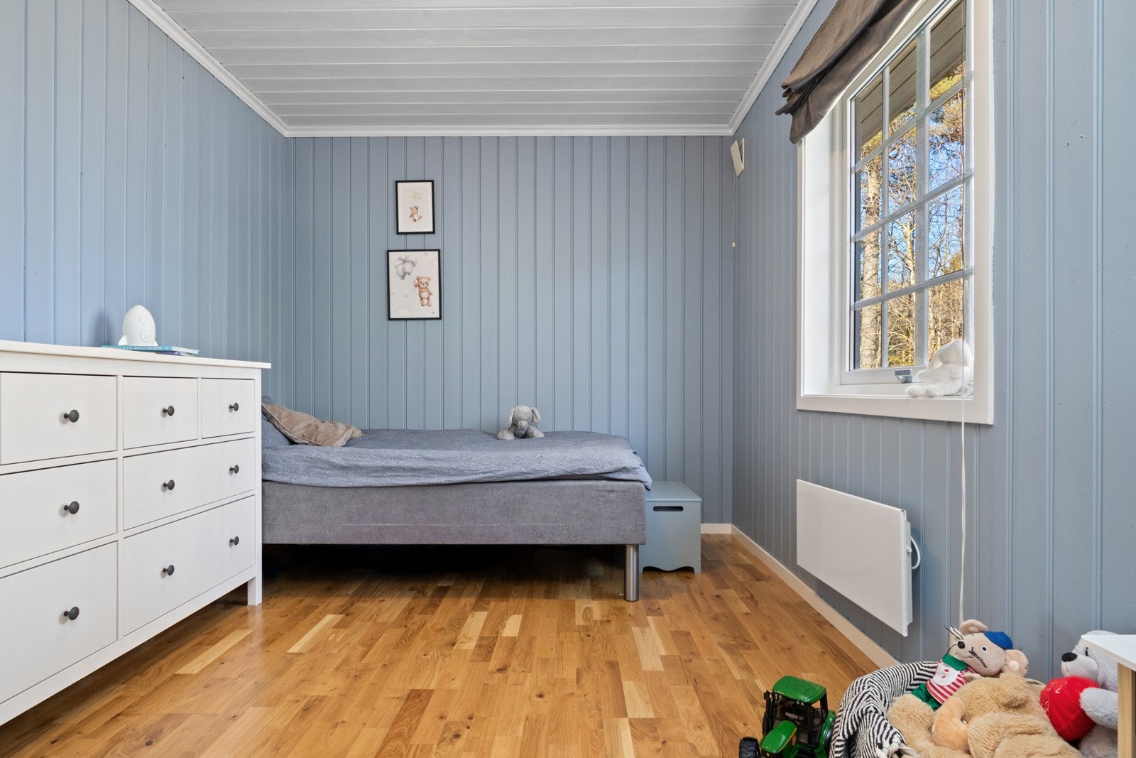 Veggene er malt opp i tidsmessige fargetoner som står godt til parkettgulvene Galleribilde