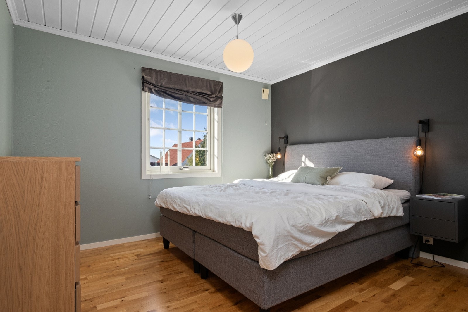 Det er to gode soverom i boligen, og begge har store sprossevinduer som sørger for rikt, naturlig lysinnslipp og gode luftemuligheter. Galleribilde