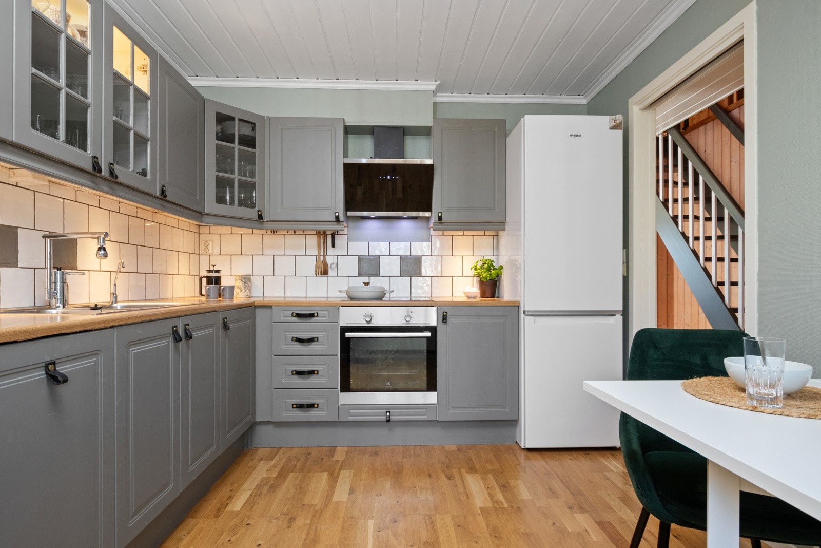 Videre er kjøkkenet utstyrt med integrerte hvitevarer som oppvaskmaskin fra 2018, stekeovn fra 2015 og koketopp fra 2015, samt ventilator fra 2021, flere benkestikk og god arbeidsbelysning. Galleribilde