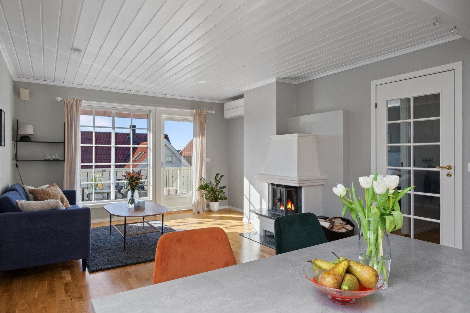 I stuen kan det innredes med sofagruppe, lenestoler og tv-/mediastasjon, og i tillegg er det plass til å samle familie og gjester til hyggelige måltider rundt et spisebord. Galleribilde