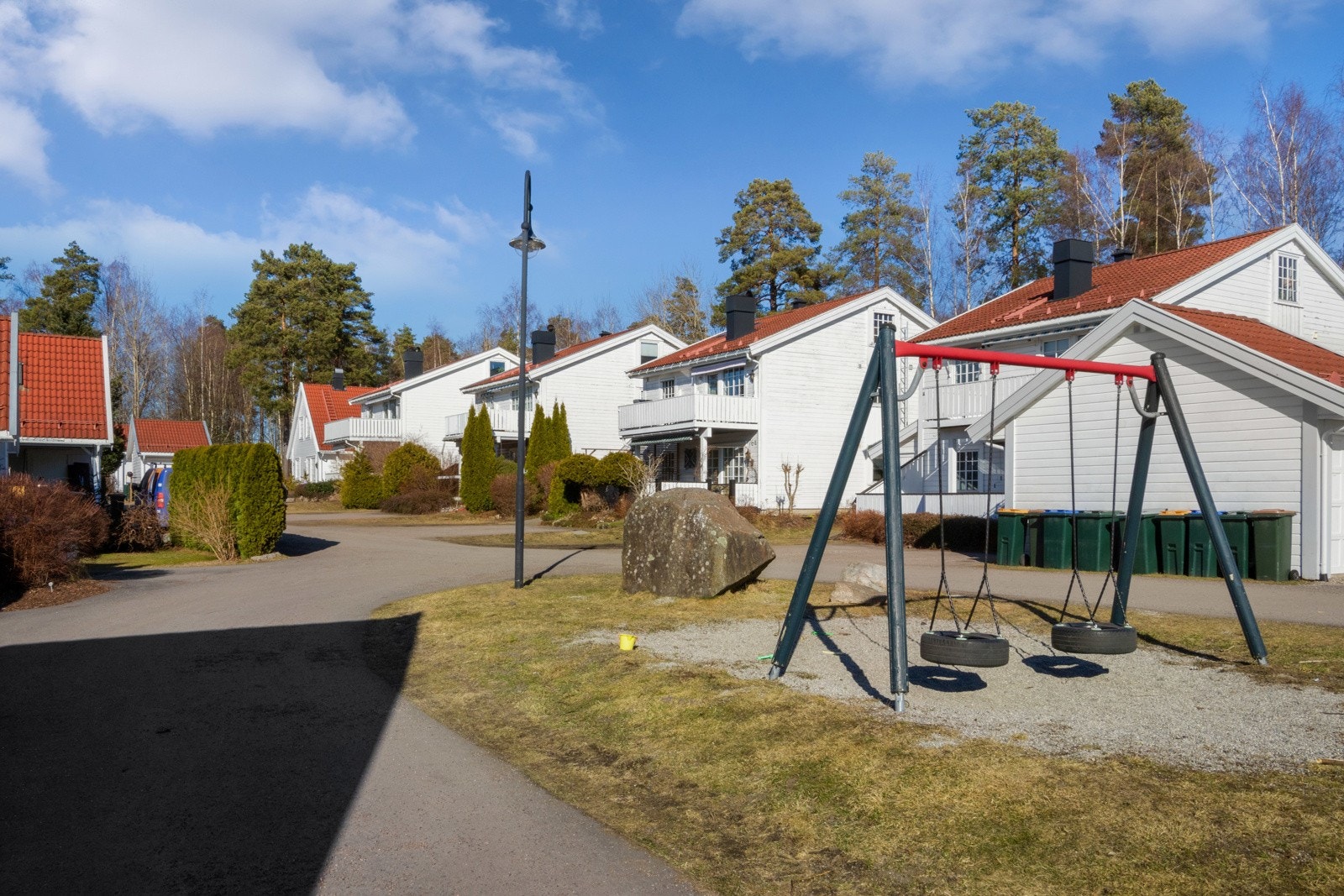 Nabolaget er rolig og hyggelig, og området preges av velstelte eiendommer. Galleribilde