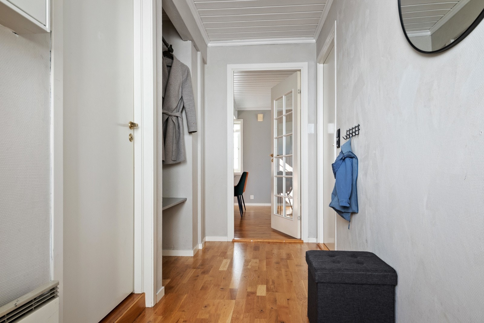 Yttertøyet henges opp i en praktisk garderobenisje, og entreen ligger i hendig tilknytning til boligens bad. Galleribilde