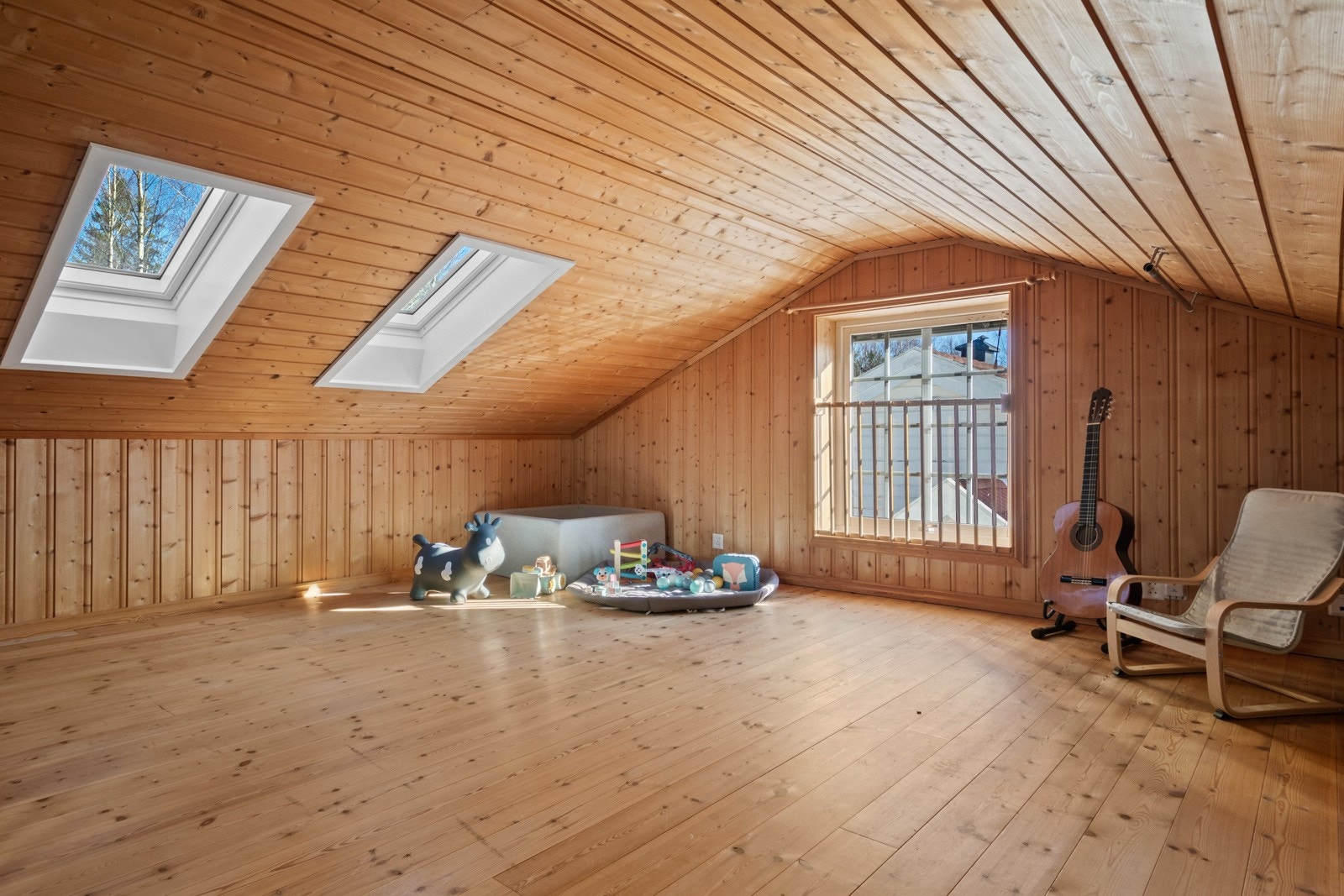 Loftsetasjen et stort, innredet rom med god lagringsplass. Ikke godkjent for varig opphold. Galleribilde