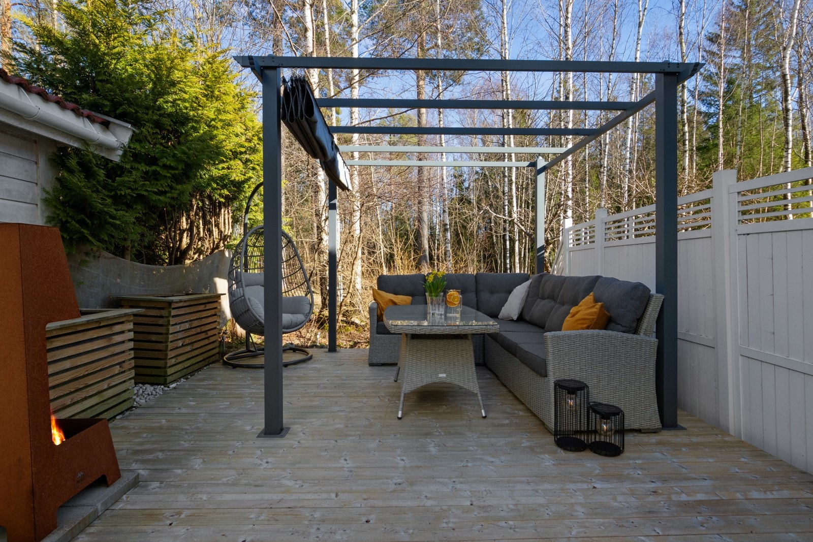 Her er det fin plass til grill og utemøblement, og høye levegger sørger for lune og usjenerte forhold. Galleribilde