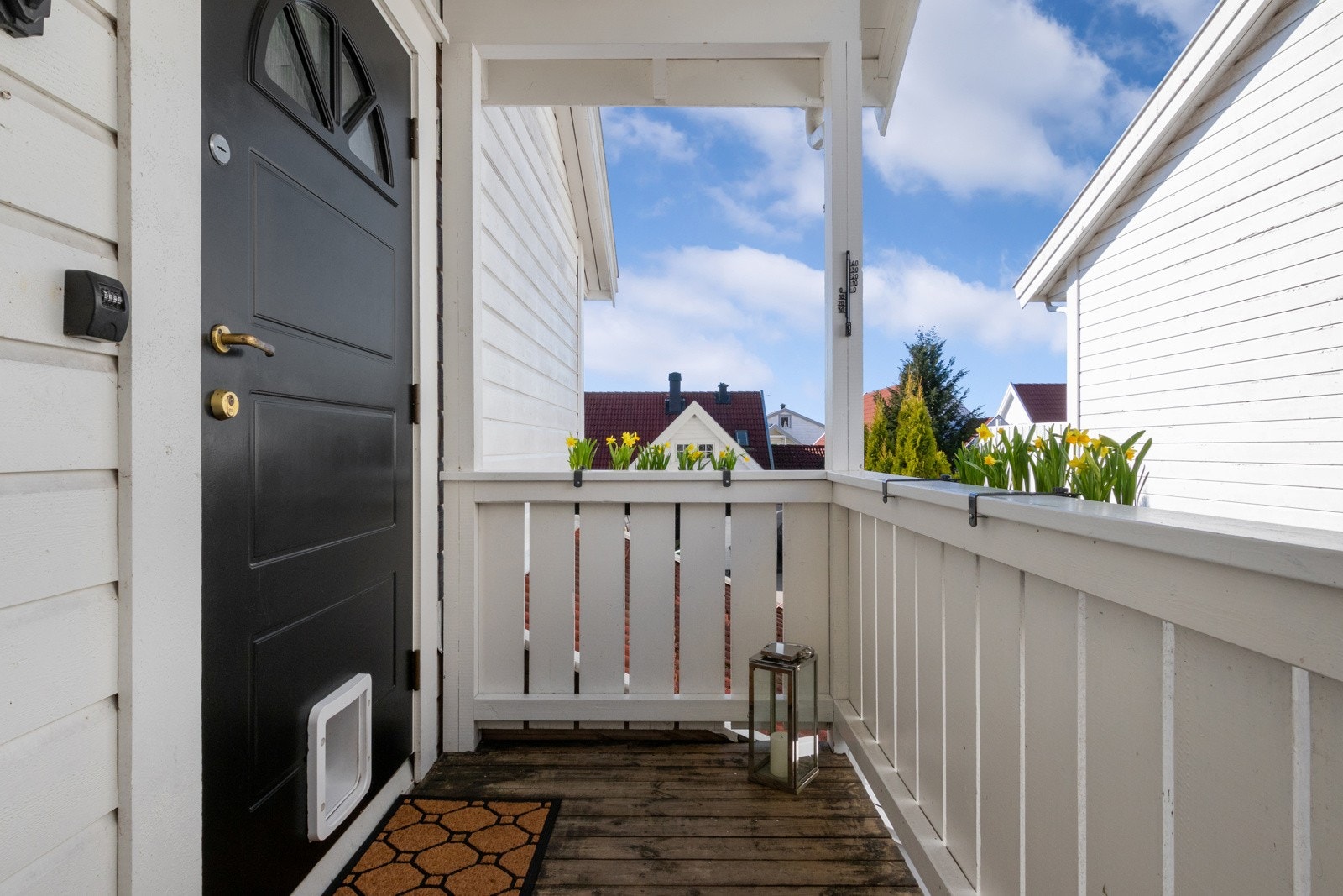 Boligen ligger i andre etasje, og har adkomst via utvendig tretrapp til et overbygd, pent inngangsparti. Galleribilde