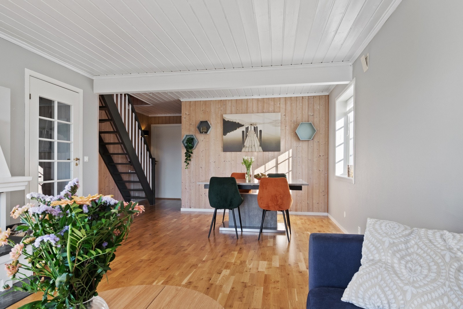 Stuen har gyllen, trestavs parkett fra 2020 på gulvet. Galleribilde