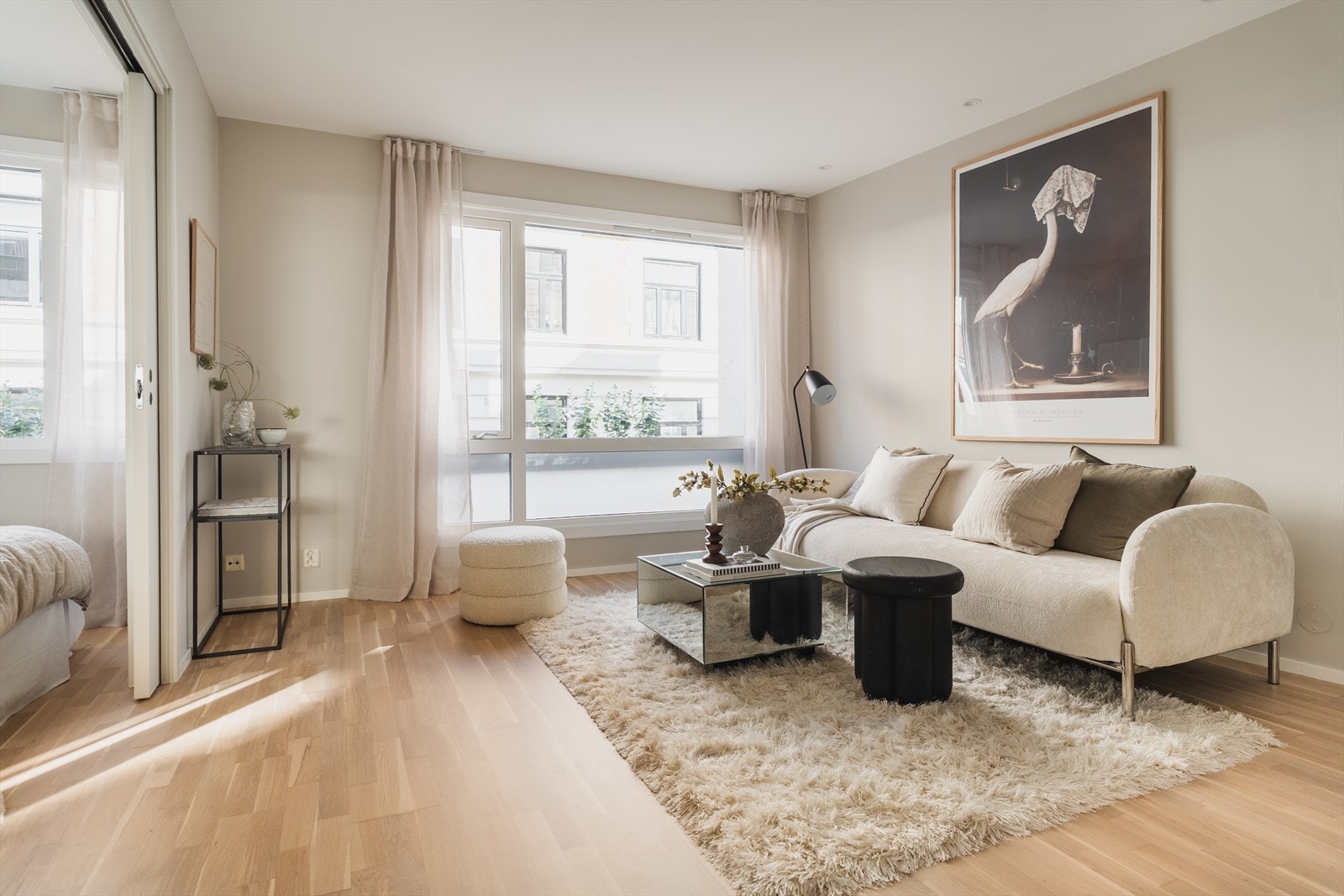 Leiligheten har store og flotte vindusflater som slipper inn godt med lys. Vinduene er fra 2016 Galleribilde