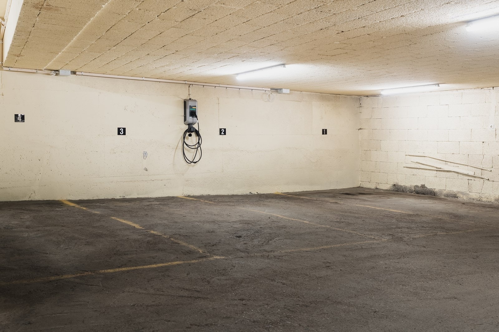Det er 3 ledige p-plasser i garasjen. Koster kr. 984,- pr. mnd. for leie av plass. Det er trolig mulig for kjøper å bekoste en lader iflg styreleder Galleribilde