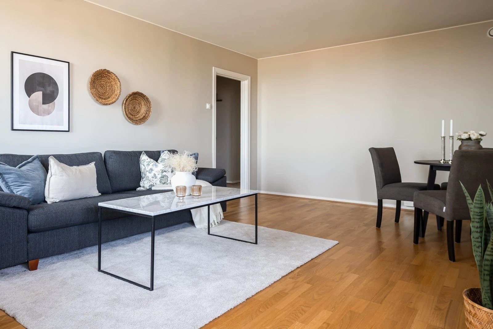 Stuen er lys og romslig, med god plass til flere sittegrupper Galleribilde