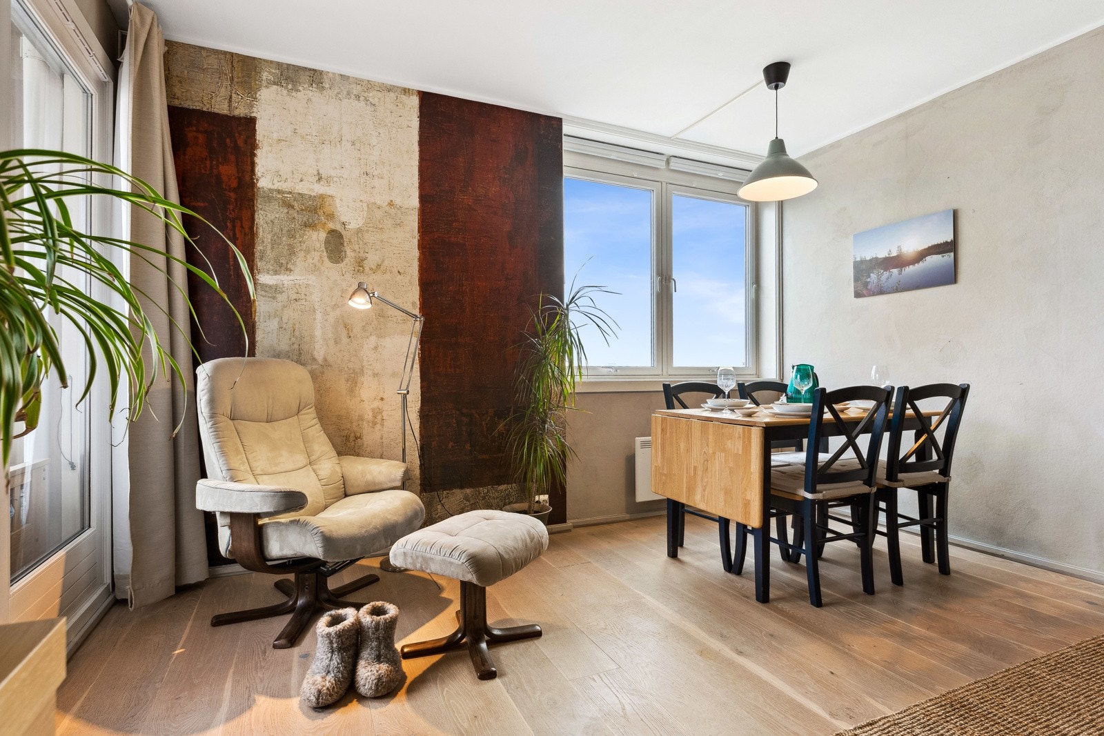 Stuen måler hele 23 kvm og kan dermed innredes etter behov med både sofagruppe og annet møblement. Galleribilde